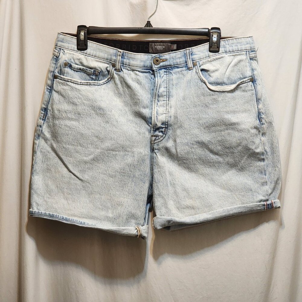 Torrid Denim Shorts Light Wash Button Fly Cuffed Stretch Plus Size 18 High Rise